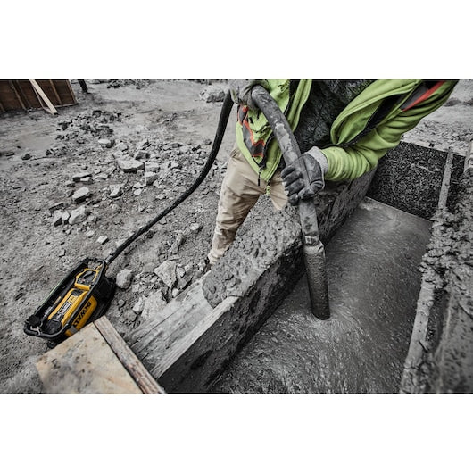DEWALT DCPS320AG2 POWERSHIFT™ Concrete Vibrator Kit - Image 8