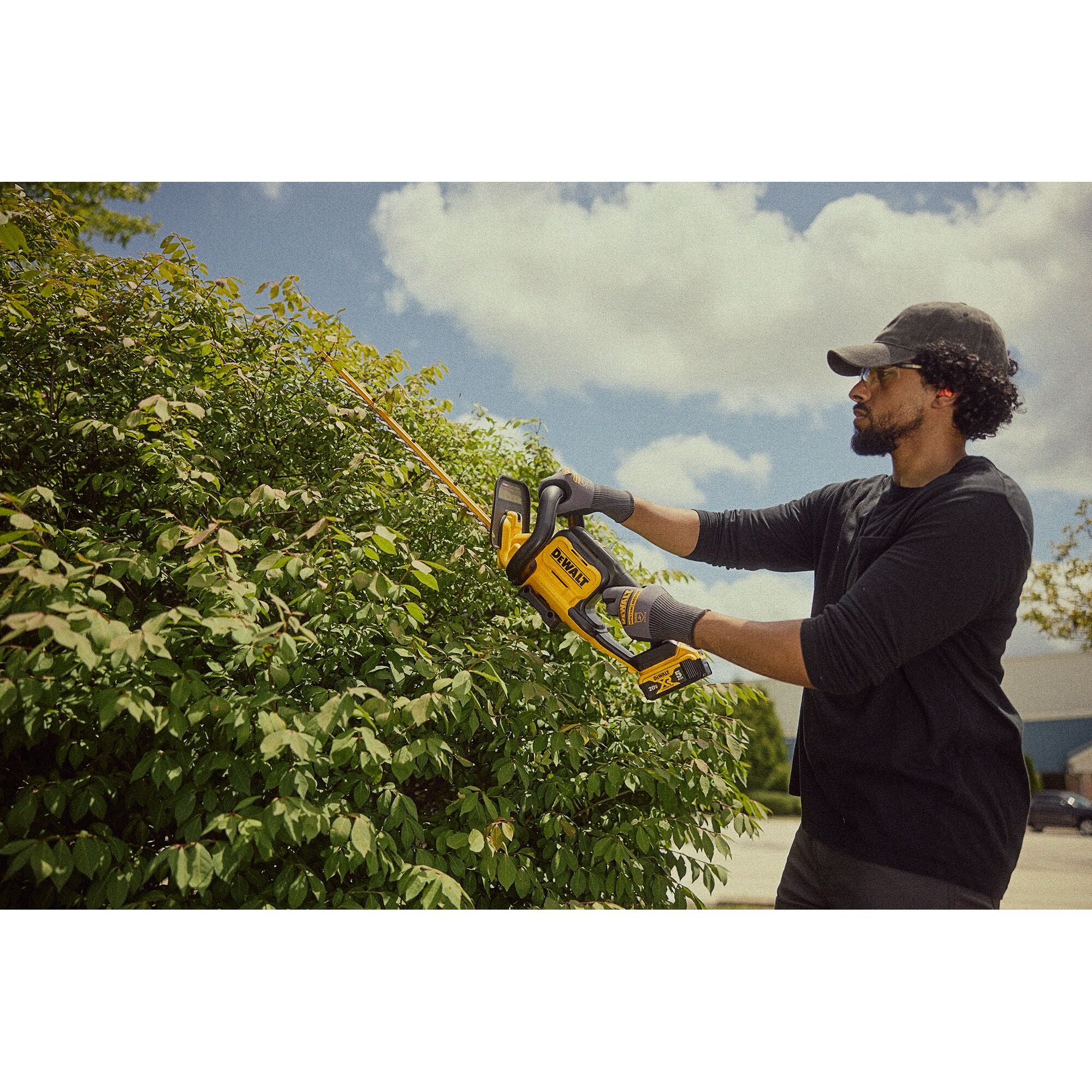 DEWALT DCHT821P1 20V MAX 22 in. Hedge Trimmer Kit - Image 10