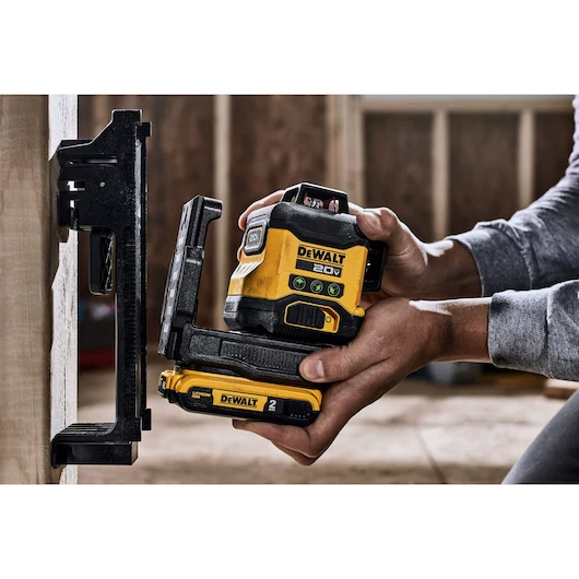DeWalt DCLE34031D1 +/- 1/8 in @ 30 ft Green 3 x 360 deg Laser Kit - Image 4