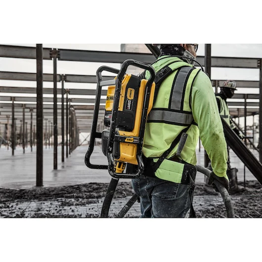 DEWALT DCPS310AG2 POWERSHIFT™ Backpack Concrete Vibrator Kit - Image 7