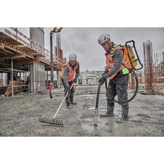 DEWALT DCPS310AG2 POWERSHIFT™ Backpack Concrete Vibrator Kit - Image 8