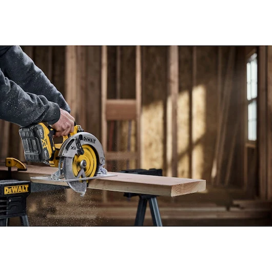 DEWALT DCS590B 20V MAX Brushless 7-1/4 in. Circular Saw (Tool Only) - Image 7