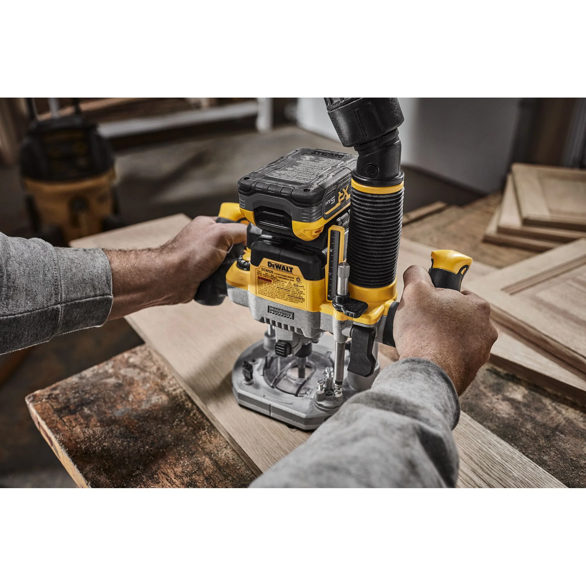 DeWalt DCW620B 20V MAX* XR 2-1/4 Peak HP Plunge Router (Tool Only) - Image 9