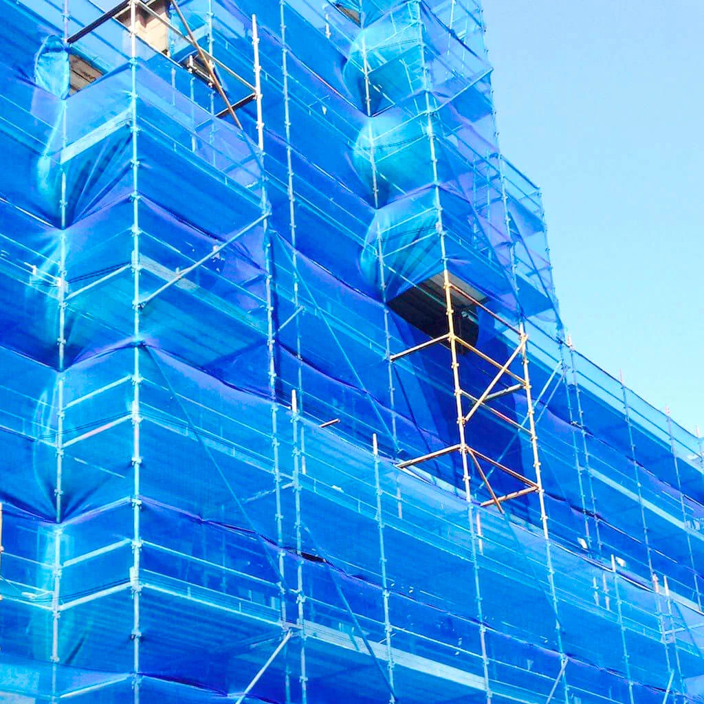 DuraDrive 6 ft. x 164 ft. 130 GSM Blue Safety Scaffold Fire Retardant Debris Netting - Image 3