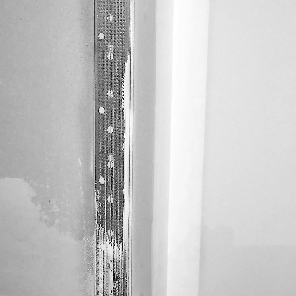DuraDrive D100 1-1/4 in. x 8 ft. 25-Gauge 90-Degree Zinc Coated Metal Corner Bead - Image 4