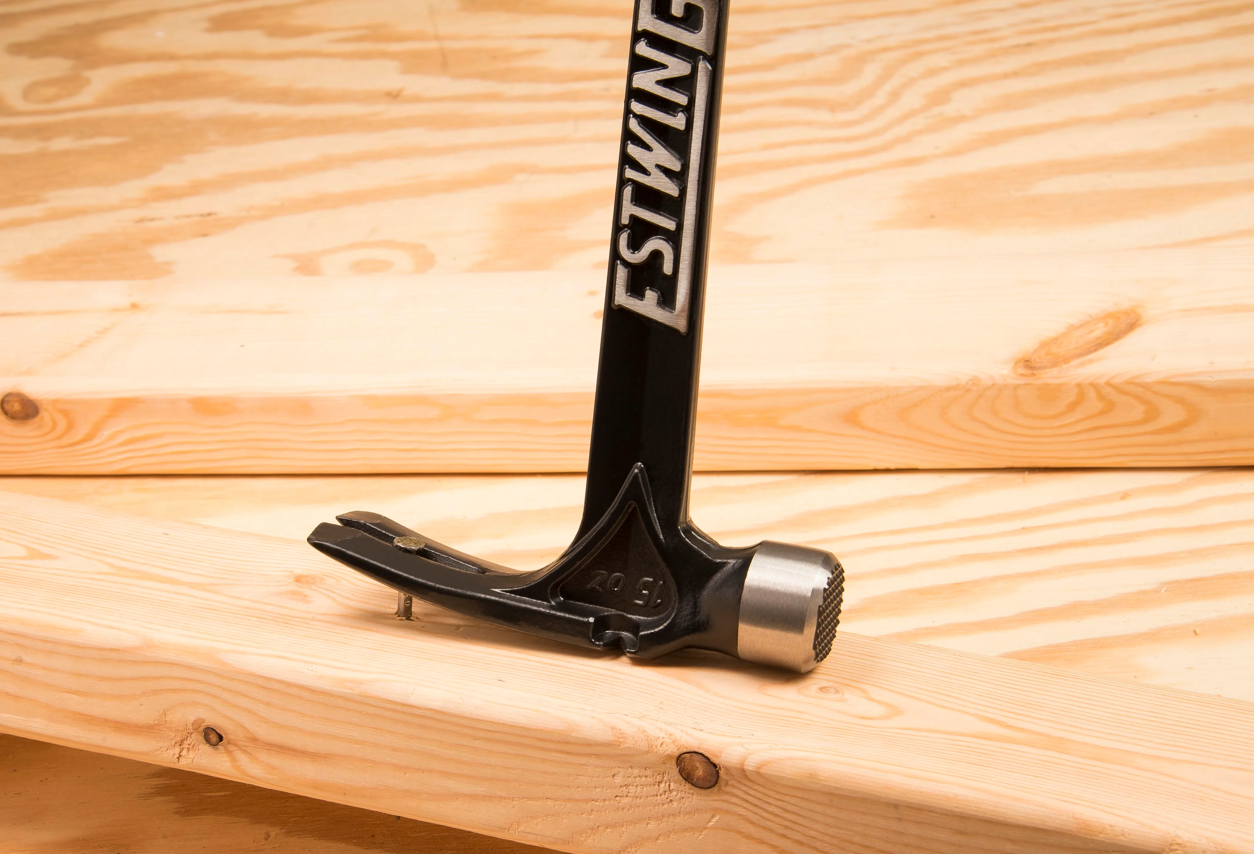 Estwing EB-15SM 15 oz. x 15-1/2 in. Milled Checkered Face ULTRA SERIES BLACK Lightweight Forged Steel Framing Hammer with Ultra Grip - Image 9