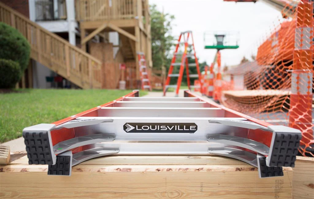 Louisville FXP1712 12 ft. Fiberglass Platform Step Ladder, 300 Lbs. Grade 1A - Image 4