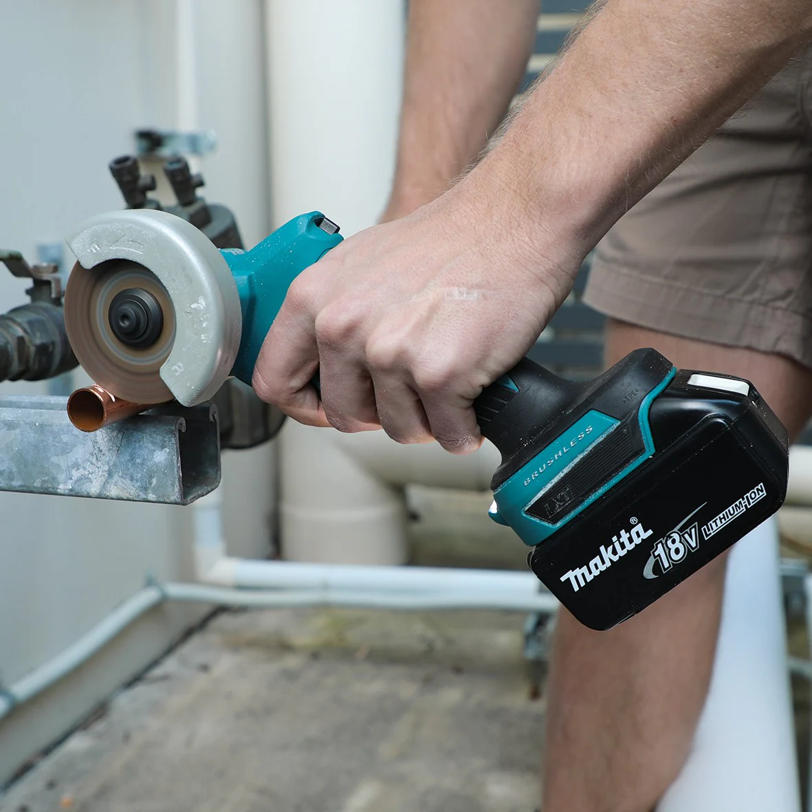 Makita DMC300Z 18V LXT® Brushless 3 in. Compact Cut-Off Saw (Tool Only) - Image 4