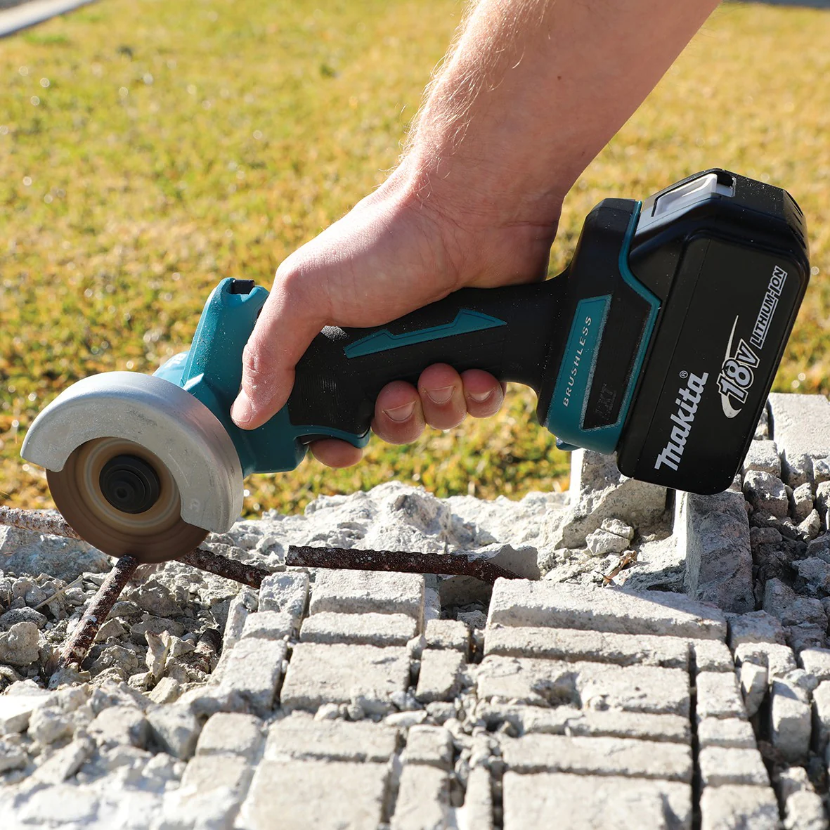Makita DMC300Z 18V LXT® Brushless 3 in. Compact Cut-Off Saw (Tool Only) - Image 6