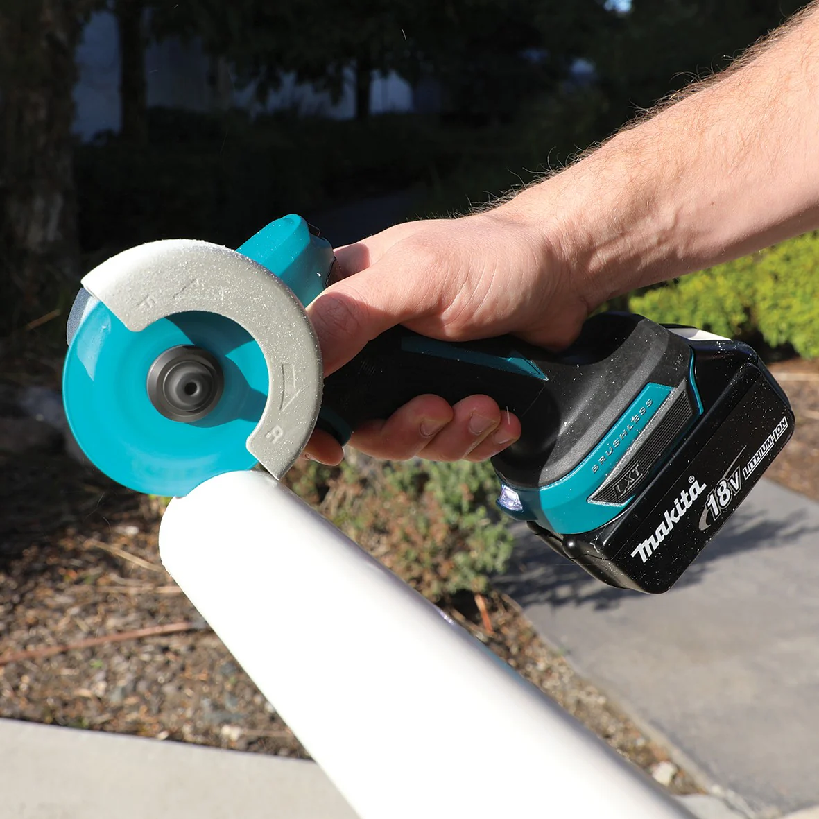 Makita DMC300Z 18V LXT® Brushless 3 in. Compact Cut-Off Saw (Tool Only) - Image 8