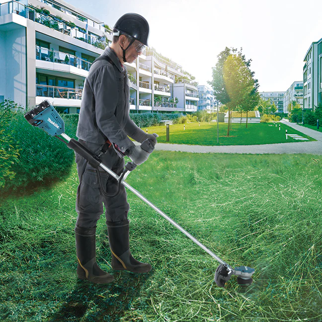 MAKITA DUR368LPT4 36V(18Vx2) LXT Brushless 15 in. Line Trimmer Kit (5.0Ah x4) - Image 3