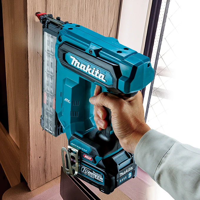 MAKITA FN001GZ 40V Max XGT
Brushless 1-5/8 in. 18 ga Brad Nailer (Tool Only) - Image 2