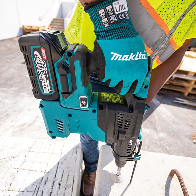 MAKITA HR008GM202 40V Max XGT
Brushless 1-3/16 in. Rotary Hammer SDS-PLUS Kit with AWS (4.0Ahx2) - Image 4