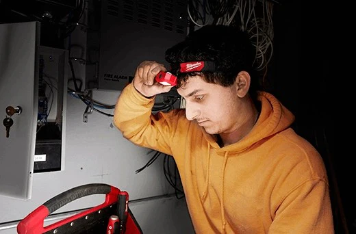 Milwaukee 2103 Trueview LED Alkaline Flood Headlamp 350-Lumen - Image 3