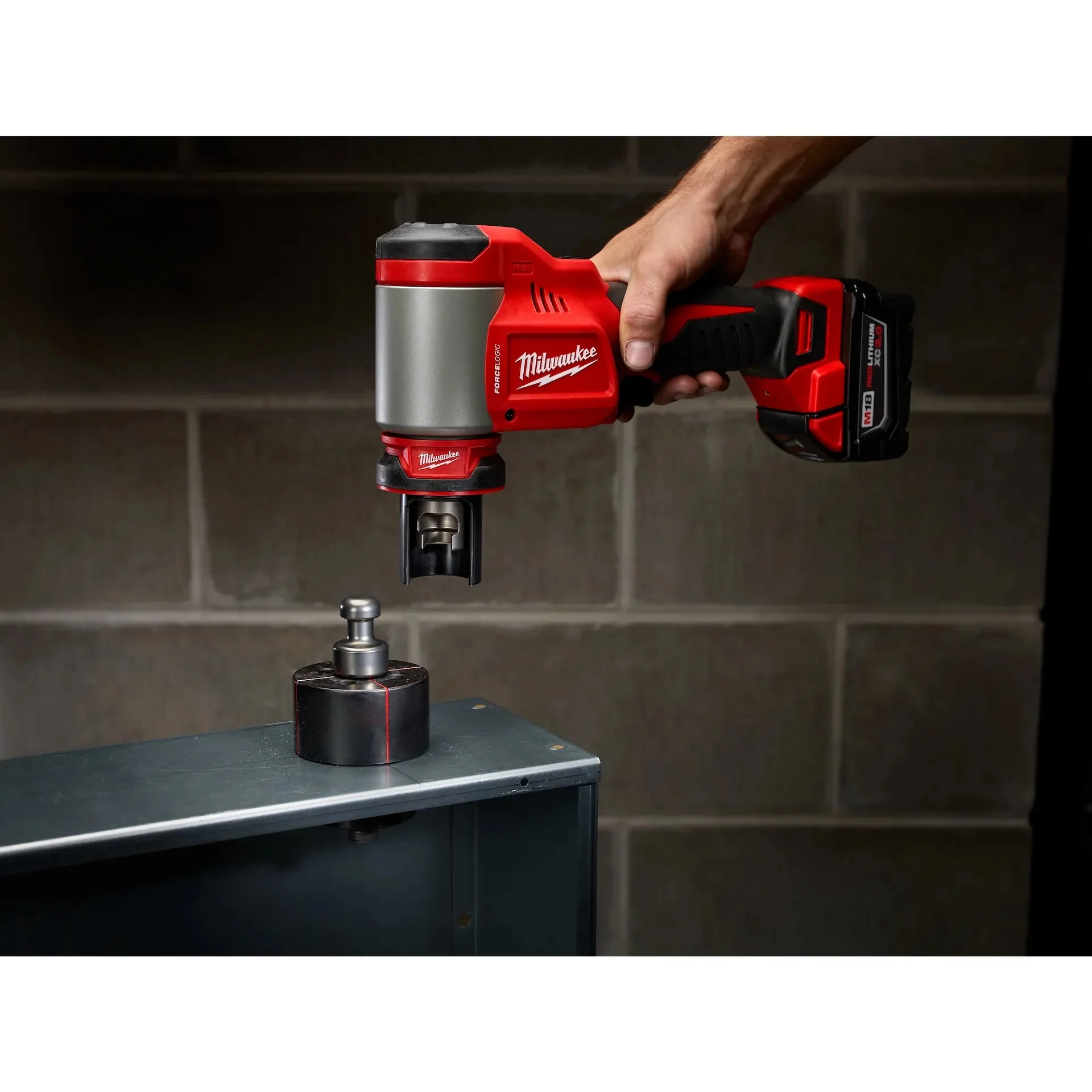Milwaukee 2676-02 M18 10 Ton Knockout Tool 1/2 in. to 2 in. - Image 10