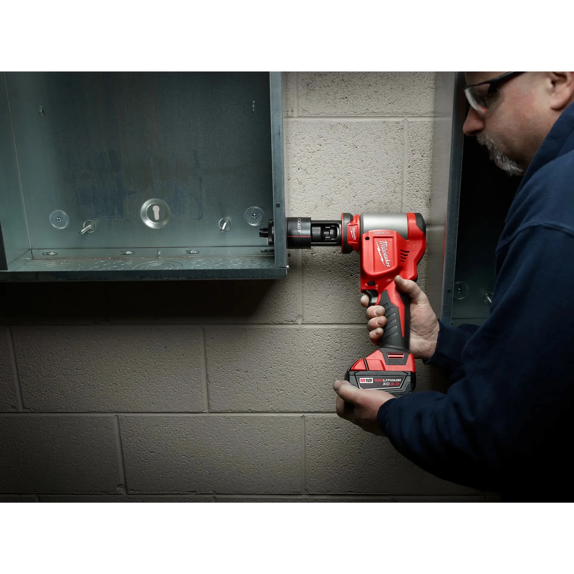 Milwaukee 2676-02 M18 10 Ton Knockout Tool 1/2 in. to 2 in. - Image 8