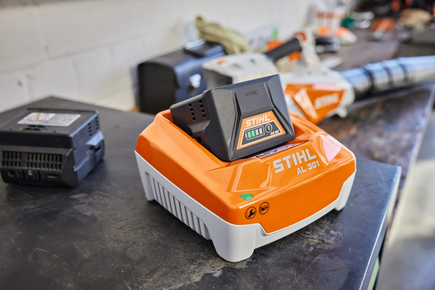 STIHL EA094305506 AL301 High Speed Battery Charger - Image 4
